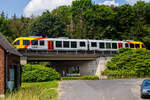 Der VT 264 (95 80 0648 664-0 D-HEB / 95 80 0648 164-1 D-HEB), ex vectus VT 264, ein Alstom Coradia LINT 41 der HLB (Hessische Landesbahn) erreicht am 27 Juni 2026, als RB 96
