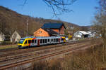 Der VT 260 (95 80 0648 160-9 D-HEB / 95 80 0648 660-8 D-HEB), ein Alstom Coradia LINT 41 der HLB (Hessische Landesbahn), erreicht am 28 M�rz 2025, als RB 96 „Hellertalbahn“ (Betzdorf/Sieg