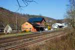 Blick auf das Empfangsgebäude Bahnhof Herdorf am 28 März 2025, von der Friedrichstraße über die Gleise hinweggesehen.