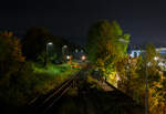  Die 271 006-9 „Julius“ (92 80 1271 006-9 D-KAF), eine Vossloh G 1000 BB, der KAF - Falkenhahn Bau AG (Kreuztal) hat am Abend des 10 Oktober 2025 auf Gleis 4, mit einem Kranzug der Hering