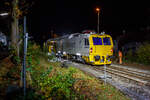 Die Baustelle Bahnhof Herdorf am Abend des 26 Oktober 2025, gegen 21:10 Uhr ist der erste Stopfdurchgang, an der neuen Weiche 3, beim Bahnhof/Stellwerk Herdorf Fahrdienstleiter (Hf), gemacht.
