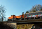 Am Zugschluss die nachschiebende KSW 45 (98 80 0276 016-9 D-KSW) eine MaK G 1204 BB der KSW (Kreisbahn Siegen-Wittgenstein). Sie schieb am 19 März 2025 den schweren Coilzug von Betzdorf/Sieg in Richtung Herdorf zum KSW-Rangierbahnhof (Betriebsstätte FGE - Freien Grunder Eisenbahn) nach, hier bei Herdorf-Sassenroth.
