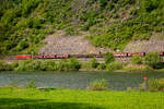 Eine Lok der Baureihe 185.2 der DB Cargo fährt am 28 April 2018 zwischen Hatzenport und Moselkern mit einem gemischten Güterzug Moselaufwärts in Richtung Trier. 