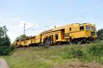 Gleisstopfmaschine Unimat 90-32 / 4s Dynamik von Plasser & Theurer der Bahnbau Hartung D HBAU 99 80 9421 019-7 mit Namen Quasimodo und angeh�ngter Schotterplaniermaschine SSP 110 SW bei Amstetten am