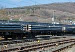 Drehgestellflachwagen für Schwellen (Oberbauwagen) 37 80 4726 033-6 D-BBL (P), ein Schwellenwagen der Gattung Sps, Privatwagen der BBL Logistik GmbH am 24.03.2021, beladen mit Beton Schwellen, im Zugverband bei der Durchfahrt Richtung Köln auf der Siegstrecke (KBS 460) in Niederschelden. 

Zwischen den einzelnen Wagen können im Baubetrieb Überfahrbrücken, für die Schwellen-Portalkrane vom Umbauzug, eingelegt werden. So können dann die Portalkrane über den ganzen Schwellenzug fahren, um Schellen zu entnehmen bzw. Alt-Schwellen wieder anzulegen,

TECHNISCHE DATEN:
Spurweite: 1.435 mm
Länge über Puffer: 20.700 mm
Drehzapfenabstand: 15.700 mm
Radsatzstand in den Drehgestellen: 1.800 mm
Eigengewicht: 27.700 kg
Maximales Ladegewicht: 52,3 t (ab Streckenklasse C)
Max. Geschwindigkeit: 100 km/h 
kleinster befahrbarer Gleisbogenradius: R 75 m (bei eingelegten Überfahrbrücken R 170 m)
Bremse: KE-GP-A
Bremssohle: IB 116
Verwendungsfähigkeit: RIV