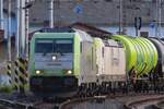 Am Abend von 27 Mai 2025 legt sich Captrain 285 117 samt Kesselzug in Decin hl.n.