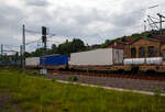 Vierachsiger Drehgestell-Taschenwagen f�r den Transport von Sattelaufliegern 37 80 4793 065-6 D-CBRS, der Gattung Sdkmss (CargoBeamer JetModule Sdkmss), der Cargo Beamer RollingStock GmbH, am 06.06.2021 im Zugverband (in einem CargoBeamer Alpinzug Domodossola- Kaldenkirchen), bei der Durchfahrt in Betzdorf an der Sieg. Gegen�ber den normalen Taschenwagen sind diese Wagen nicht f�r den Transport von Container oder Wechselbr�cken geeignet.

Technische Daten:
Spurweite: 1.435 mm
L�nge �ber Puffer: 19.300 mm
Drehzapfenabstand: 14.200 mm
Achsabstand im Drehgestellen: 1.800 mm
Laufraddurchmesser: 920 mm (neu) / 860 mm (abgenutzt)
Eigengewicht: 29.400 kg 
Max. Zuladung (S und SS): 37,0 t (ab Streckenklasse B)
Max. Geschwindigkeit: 120 km/h
Kleinster befahrbarer Gleisbogen: R 75 m
Ladel�nge: 16.200 mm
H�he der Ladeebene �ber S.O.: 360 mm
Bremse: KE-GP-A
Bremssohle: Cosid 810
Feststellbremse: Ja 
Intern. Verwendungsf�higkeit: TEN-GE

CargoBeamer ist ein horizontales Verladungsystem der CargoBeamer AG f�r den kombinierten Eisenbahnverkehr, welches den vollautomatischen Umschlagvorgang an allen Waggons eines Zuges parallel erm�glicht. Das System wurde nach der Erfindung im Jahr 1998 von der CargoBeamer AG 2013 durch die Inbetriebnahme erster Pilotverkehre zur Marktreife gebracht. Zwischen 2015 und 2018 konnte eine kontinuierliche Steigerung der Anzahl Z�ge (von 2.564 auf 12.285), des Transportvolumens (von 26 auf 152 Millionen tkm), die Auslastung der Z�ge liegt bei 85 Prozent.

Zum CargoBeamer-System geh�ren diese spezielle Waggons des Typs Sdkmss zusammen mit dem JetModul, einer Art Schublade, in der jeweils ein nicht kranbarer Sattelauflieger abgestellt wird, und dem CargoBeamer-Terminal, in dem an einem Gleis die speziellen Einrichtungen zum Verschub der JetModule verbaut sind.

Mit CargoBeamer k�nnen alle Sattelauflieger (auch nicht kranbare Sattelauflieger) am Kombinierten Verkehr teilnehmen. Ganz gleich ob Standard- oder MEGA-Trailer, K�hl-, Tank- oder Siloauflieger, CargoBeamer kann jeden Auflieger verladen, und das in k�rzester Zeit. Eine L�sung, die funktioniert und den Kombinierten Verkehr (KV) zukunftstauglich macht.
