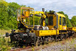 Das Gleisarbeitsfahrzeug GAF 100 R/A (Schweres Nebenfahrzeug Nr. 97 17 52 112 18-7) der DB Bahnbau GmbH ist, mit dem Flachwagen der Gattung Res 37 80 3947 001-8 D-DBG (noch als DBG - Deutsche Bahn Gleisbau GmbH eingestellt), am 14 August 2013 im Rbf Betzdorf/Sieg abgestellt.

Das GAF 100 R/A wurde 1997 von GBM (Gleisbaumechanik Brandenburg/H. GmbH) unter der Fabriknummer 62.1.186 gebaut.

Bei der Deutschen Bahn werden die GAF 100 R/A heute als Baureihe 741.2 geführt, auch die NVR ist heute mit 99 80 9 420…eine andere als 2013. Zudem kann es sein das das Fahrzeug modernisiert wurde, dann hat es heute eine andere Einreihung.

Die Geschichte der GAF:
Mit den Klv 54 war die serienmäßige Beschaffung von Nebenfahrzeugen bei der DB weitgehend abgeschlossen. Danach wurden nur noch Einzelstücke beschafft.

Bei der Deutschen Reichsbahn hingegen wurde die Entwicklung moderner Nebenfahrzeuge auch bis in die 1990er Jahre weiterbetrieben. Nach der Vereinigung beider deutscher Staatsbahnen wurden diese Entwicklungen weitergeführt. Nachfolgend listen wir die Fahrzeuge auf, die ab 1994 an die Deutsche Bahn AG als Nachfolgerin der beiden deutschen Staatsbahnen geliefert wurden.

Ein kurzer Blick in die Entwicklungsgeschichte: In der aus dem ehemaligen Ausbesserungswerk Brandenburg-West entstandenen Werkstatt für Gleisbaumechanik in Brandenburg (Havel) wurden ab den 1960er Jahren Rottenkraftwagen für die DR, aber auch andere Eisenbahnunternehmen gebaut. Als Nachfolgebaureihe für die ab 1977 gebauten Rottenkraftwagen SKL 25 entwickelte der Betrieb kurz nach der Wiedervereinigung die Baureihe SKL 26 mit einem komplett neu gestalteten Führerstand und Fahrwerk und modularen Aufbauten, um das Fahrzeug an verschiedene Aufgabenbereiche anpassen zu können.

Ab 1994 wird das neuentwickelte GAF (Gleisarbeitsfahrzeug) gebaut, das einen stärkeren Motor (169 kW) und ein verbessertes Fahrgestell erhielt und so 100 km/h schnell fahren kann. Die modulare Bauweise der Aufbauten wurde ebenso beibehalten wie die äußere Form des Führerhauses (mit abweichender Anordnung der Spitzenlichter und Türen). Abweichend vom SKL 26 wurden an Front und Heck reguläre Zug- und Stoßeinrichtungen angebracht.

Das GAF 100 wurde in den folgenden Jahren mit Aufbauten für verschiedene Aufgaben hergestellt, die unterschiedlichen Versionen werden durch nachgestellte Buchstaben unterschieden. Ab 1996 beschaffte die Deutsche Bahn 150 Stück der ursprünglichen Version GAF 100 R als Ersatz für die Rottenkraftwagen der Vorgängerbahnen. Weitere Fahrzeuge wurden abweichenden Varianten geliefert. Die Varianten sind:
BR 741.1 - ex VdM-Nr. 97 17 50 - GAF 100R 
BR 741.2 - ex VdM-Nr. 97 17 52 - GAF 100R/A mit Kran Palfinger 9001A
BR 741.3 - ex VdM-Nr. 97 17 53 - GAF 100R/V mit Kran Palfinger 11000A
BR 741.4 - ex VdM-Nr. 97 17 48 - GAF 100R/VL 	
ohne - ex VdM-Nr. 97 17 49 	- GAF 100R/H mit Hubbühne
741.5 - ex VdM-Nr. 97 17 50 - GAF AWI – 2020 umgebaute GAF 100R zu Messf.
741.6 - ex VdM-Nr. 97 17 50 - GAF 100R/M – modernisierte GAF
742 - ex VdM-Nr. 97 17 55 - GAF 200

Im Jahr 1996 wurde eine Weiterentwicklung mit der Bezeichnung GAF 200 vorgestellt, die auf einem größeren Fahrgestell Platz für ein geräumigeres Führerhaus bietet sowie mit wiederum mehr Leistung (338 kW) und einer größeren Höchstgeschwindigkeit (120 km/h) aufwartet. Auch von diesem Typ wurden einige Fahrzeuge für Instandhaltungsarbeiten an Hauptverkehrsstrecken beschafft. Durch die große Höchstgeschwindigkeit der Fahrzeuge war es möglich, die zuvor zahlreichen Bahnmeistereien zu wenigen größeren Stützpunkten zusammenzufassen und dennoch mit den Fahrzeugen Baustellen schnell erreichen zu können.

Die Fahrzeuge kommen insbesondere bei kleineren Gleis-Baustellen oder bei vor- bzw. nachbereitenden Maßnahmen von Großbaustellen zum Einsatz. Die Variante mit Hubarbeitsbühne wird für Arbeiten an der Fahrleitung eingesetzt und kann dabei bei kleineren Arbeiten einen Turmtriebwagen ersetzen.

Bei der Deutschen Bahn werden die Fahrzeuge als Baureihe 741 (GAF 100) bzw. 742 (GAF 200) bezeichnet

Das GAF 100R/A mit Kran Palfinger 9001A:
Mit dem GAF 100R/A können Personen (zur Mitfahrt sind 6 Personen zugelassen), Material und Ausrüstungen (Nutzlast 5,0 t) auf der Ladefläche befördert werden. Zudem hat es einen Palfinger PK 9001 A Kran. Der Kran kann bei einer Ausladung von 7,2 m noch 1.120 kg abgestützt bzw. 570 kg freistehend heben. Für Aushub- und Baggerarbeiten kann an den PK 9001 A eine Greifschaufel (2-Schalengreifer) montiert werden.

Der Antrieb des zweiachsigen Fahrzeuges erfolgt von einem 6 Zylinder wassergekühlten MAM D 0826 LOH 07 Dieselmotor mit 169 kW (230 PS) Leistung über Lastschaltwendegetriebe auf die Radsatzgetriebe.

TECHNISCHE DATEN GAF:
Achsfolge: B
Länge über Puffer: 9.100 mm
Achsabstand: 4.800 mm
Höchstgeschwindigkeit (Hg): 100 km/h
Eigengewicht: 17 t
Zul. Anhängelast: 40 t, bzw. 80 t mit Regelzugeinrichtung dann Hg max. 60 km/h
Nutzlast: 5,0 t
Zur Mitfahrt zugel. Personen: 6
Der Antrieb des zweiachsigen Fahrzeuges erfolgt von einem 6 Zylinder, wassergekühlten MAN D 0826 LOH 07 Dieselmotor mit 169 kW (230 PS) Leistung über Lastschaltwendegetriebe auf die Radsatzgetriebe.  
