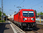   Die 187 111-0  (91 80 6187 111-0 D-DB), eine Bombardier TRAXX F140 AC3 der DB Cargo Deutschland AG, fährt am 20.04.2018 mit einem gem.