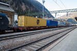 Sechsachsiger Gelenk-Taschenwagen (Doppeltaschenwagen in Gelenkbauart vom Typ T3000e), 31 80 4955 381-7 D-DB der Gattung Sdggmrs 738.1, der DB Cargo AG, beladen mit zwei Containern, am 27 März