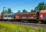 Vierachsiger Drehgestell-Flachwagen mit verschiebbaren Teleskophauben f�r Coiltransporte, 31 80 4671 082-4 D-DB, der Gattung Shimmns-u 708, der DB Cargo AG, am 28 Juni 2024 im Zugverband bei der