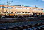 Vierachsiger Drehgestell-Flachwagen mit Drehrungen und Stirnwandklappen, jedoch ohne Seitenborde, 31 80 3961 943-8 D-DB, der Gattung Rmms 664, der DB Cargo AG, beladen mit Rundstahl, am 12.