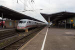 Ein ICE 1 rauscht am Sonntag den 10 M�rz 2024 durch den nieders�chsischen Hauptbahnhof Osnabr�ck in Richtung S�den.