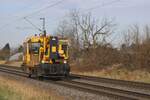 DB Netz/Infrago 741 328 kn�ttert bei Kaarst der auf einem offenbarer Stelle stehender Fotograf vorbei am 21 Februar 2025.