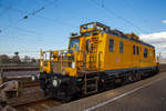   Das Tunnelinstandhaltungsfahrzeug (TIF) 705 001-6   Glück auf Barbara  der DB Netz AG ist am 09.04.2016 im Bahnhof Koblenz-Ehrenbreitstein, unterhalb der Festung Ehrenbreitstein abgestellt.