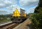 
Die DLI 112  Goliath  (98 80 3423 0165 D-DL) der Die-Lei GmbH (Kassel), ex KFBE V 75, mit leerem Schüttgutwagenzug fährt mit 20 km/h am 29.07.2011 über das Baugleis (der KBS 445) in Wilnsdorf-Anzhausen in Richtung Siegen. 

Die Lok vom Typ Deutz DG 1200 BBM (Bauart B'B'-dh) wurde 1966 von Deutz unter der Fabrik-Nr. 57982 gebaut und an die KFBE Köln-Frechen-Benzelrather Eisenbahn (Köln) als V 75 geliefert. Ab 1992 kam der Güterverkehr wie die Lok zur HGK (Häfen und Güterverkehr Köln) und wurde dort als V 37 geführt und 1997 in DH 37 umgezeichnet. Im Dezember 2004 ging sie dann an Vossloh Locomotives (Kiel), bis sie dann 2008 zur Die-Lei GmbH kam.

Die KHD DG 1200 BBM ist eine Vierachsige Diesellokomotive mit der Achsfolge B'B', von ihr wurden 18 Exemplare von 1960 bis 1966 gebaut. Die DG 1200 BBM war die leistungsstärkste Lokomotive des Deutz-Typenprogramms 1959. Sie stellt eine verstärkte Version der DG 1000 BBM dar.

Technische Daten
Spurweite: 1.435 mm (Normalspur)
Achsformel: B'B'
Länge über Puffer: 13.500 mm
Dienstgewicht: 80 t
Höchstgeschwindigkeit: 	70 km/h
Installierte Leistung: 808 kW (1.100 PS)

