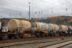 Vierachsiger-Drehgestell Kesselwagen Zacns f�r Salzs�ure der Vermietungsfirma ERMEWA (fahrend f�r Chemion Logistik GmbH) eingestellt als 33 RIV 80 D-ERMD 7846 008-0, am 07.11.2015 im Zugverband bei