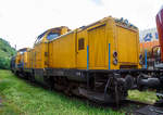   Die 213 333-8 (92 80 1213 333-8 D-EVG) und dahinter die 213 336-1 (92 80 1213 336-1 D-EVG) beide der Eifelbahn Verkehrsgesellschaft mbH, Linz am Rhein, abgestellt am 30.07.2017 in Linz/Rhein.