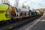 Vierachsiger offener Drehgestell-Schüttgutwagen mit Schwerkraft Entladung (Selbstentladewagen), 37 80 6985 008-8 D-GATXD, der Gattung Faccns (GATX Typ 8549) der GATX Rail Germany GmbH, am 04 November 2025 eingereiht im Zugverband bei einer Zugdurchfahrt im Bahnhof Kirchen/Sieg.

Dieser ( weiße ) Wagen unterschiedet sich von den neuen Wagen in  kiwigrün  (Faccn(pp)s / GATX Typ 8548). Im Vergleich zu den neuen kiwigrünen Faccns-Wagen (GATX Typ 8548) der GATX-Flotte haben diese Wagen ein um eine Tonne höheres Eigengewicht (21,5 t) und sind 1,1 m länger (12,68 m Länge). Mit einem Ladevolumen von 49 m³ können sie zwar 1 m³ mehr laden, besitzen dafür aber das größere Fahrzeugbegrenzungslinie (Profil) G2.

Der 4-achsige Wagen der Gattung Faccns, mit einem G2 Lichtraumprofil, wird für den Transport von Schüttgütern mit einer Korngröße von min. 4mm (bzw. > 4mm), wie z.B. Kies, Splitt und Schotter eingesetzt. Die Entladung erfolgt per Schwerkraft, die Schieber werden über pneumatische Zylinder geöffnet. Der Wagen ist außerdem mit einem Zusatzluftbehälter ausgestattet, der eine autarke Betätigung der Entladeklappen ermöglicht. Das max. Ladevolumen beträgt 49 m³. Die Wagen sind für das Lichtraumprofil G2 ausgelegt und sind so nicht europaweit einsetzbar. 

TENISCHE DATEN:
Spurweite: 1.435 mm (Normalspur)
Länge über Puffer: 12.680 mm
Drehzapfenabstand: 7.880 mm
Achsabstand im Drehgestell: 1.800 mm
Laufraddurchmesser: 920 mm (neu)
Äußere Breite: 3.125 mm
Höhe über S.O.: 4.185 mm
Laderaum: 49 m³
Beladeöffnung: 10.252 x 2.000 mm
Breite der Entladeschurren: 1.000 mm
Höhe der Schurre über S.O.: 326 mm
Entladeklappen: 4
Entladesystem: pneumatisch
Höchstgeschwindigkeit: 100 km/h (beladen) / 120 km/h (leer)
Eigengewicht: 21.300 kg
Maximales Ladegewicht: 68,7 t (ab Streckenklasse D4)
Bauart der Bremse: KE-GP-A (K)
Bremssohle: C 810
Kleinster bef. Gleisbogenradius: R 75 m
Intern. Verwendungsfähigkeit: TEN-GW (G2)
