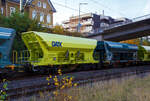 Recht neuer, vierachsiger offener Drehgestell-Schüttgutwagen mit Schwerkraft Entladung (Selbstentladewagen), 37 80 6985 341-4 D-GATXD, der Gattung Faccns (GATX Typ 8548) der GATX Rail Germany GmbH, am 04 November 2025 eingereiht im Zugverband bei einer Zugdurchfahrt im Bahnhof Kirchen/Sieg.

Der 4-achsige Wagen der Gattung Faccns mit einem G1 Lichtraumprofil und reduzierter Länge wird für den Transport von Schüttgütern mit einer Korngröße von min. 4mm (bzw. > 4mm), wie z.B. Kies, Splitt und Schotter eingesetzt. Die Auslaufschächte (Rutschen) können variabel eingestellt werden. So kann der Trichterinhalt sowohl neben den Schienen, als auch direkt zwischen den Schienen entladen werden. Die Entladung erfolgt per Schwerkraft, die Schieber werden über pneumatische Zylinder geöffnet. Die Neigung der Trichterwände beträgt 45°. Das Ladevolumen beträgt 48 m³.

ANMERKUNG:
Für eine flexible europaweite Einsetzbarkeit ist der Wagen für das Lichtraumprofil G1 ausgelegt. Der Wagen ist außerdem mit einem Zusatzluftbehälter ausgestattet, der eine autarke Betätigung der Entladeklappen ermöglicht. Darüber hinaus sind die Faccns-Wagen mit dem Kompaktbremssystem CFCB ausgestattet

TENISCHE DATEN:
Spurweite: 1.435 mm (Normalspur)
Länge über Puffer: 11.580 mm
Drehzapfenabstand: 6.780 mm
Achsabstand im Drehgestell: 1.800 mm
Laufraddurchmesser: 920 mm (neu)
Äußere Breite: 3.125 mm
Höhe über S.O.: 4.098
Laderaum: 48 m³
Beladeöffnung: 10.230 x 1.600 mm
Breite der Entladeschurren: 700 mm
Höhe der Schurre über S.O.: 680 mm
Entladeklappen: 4
Entladesystem: pneumatisch
Höchstgeschwindigkeit: 100 km/h (beladen) / 120 km/h (leer)
Eigengewicht: 20.800 kg
Maximales Ladegewicht: 69,2 t (ab Streckenklasse D4)
Bauart der Bremse: KE-GP-A (K)
Bremssohle: C 810
Kleinster bef. Gleisbogenradius: R 35 m
Intern. Verwendungsfähigkeit: TEN-GE (G1)
