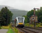 Bei leichtem Nieselregen - Ein Stadler GTW 2/6 der Hellertalbahn am 17.07.2012 kurz vor der Einfahrt in den Bahnhof Herdorf.