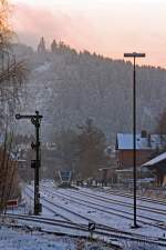 Mal was zum scrollen (Hier wollte ich oben und unten nichts abschneiden) - Ein Stadler GTW 2/6 der Hellertalbahn h�lt am 06.12.2012 im Bahnhof Herdorf, er f�hrt die Strecke Betzdorf/Sieg - Herdorf -