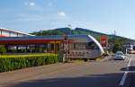 Dank meiner t�chtigen Kameraassistentin hatte ich die Kamera schnell zur Hand - Ein Stadler GTW 2/6 der Hellertalbahn f�hrt am 22.07.2013 nun vom Haltepunkt Gr�nebacher-H�tte weiter in Richtung der