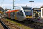 Der Stadler GTW 2/6  - VT 117 (95 80 0946 417-2 + 95 80 0646 417-5 + 95 80 0946 917-1 D-HEB) der Hellertalbahn steht am 09.11.2014 im Bahnhof Betzdorf/Sieg zur Abfahrt nach Dillenburg bereit.