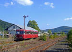 Der Schienenbus VT 98 9829 (95 80 0798 829-7 D-OE) der Oberhessischen Eisenbahnfreunde, ex DB 798 829-8  fährt am 27.09.2009 vom Bahnhof Herdorf weiter in Richtung Neunkirchen/Siegerland. Er fuhr Plandienst anlässlich 10 Jahre Hellertalbahn, als RB 96 Hellertalbahn die Verbindung Betzdorf - Herdorf - Neunkirchen .