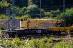 Der GOTTWALD Gleisbauschienenkran GS 40.08 T der HERING Bahnbau GmbH (Burbach), D-HGUI 99 80 9119 002-2, (ex 97 82 41 503 19-9 D-HGUI, ex 97 82 41 503 17-3, ex 60 80 092 3576-3) abgestellt am 26