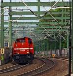 Durch den Gleisbogen kommt die DE 74 (272 012-2) der HGK (H�fen und G�terverkehr K�ln AG) ex KBE DE 84 und zieht am 03.07.2013 beim Bahnhof K�ln-Ehrenfeld einen Containerzug in Richtung Aachen.