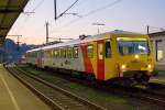   Der Dieseltriebzug VT 72 der HLB (95 80 0628 072-0 D-HEB / 95 80 0629 072-9 D-HEB), ex VT 72 FKE Frankfurt-Königsteiner Eisenbahn AG, steht am frühen Abend des 01.11.2015 im Bahnhof