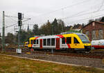 Der VT 203 ABp (95 80 0640 103-7 D-HEB), ein Alstom Coradia LINT 27 der HLB, ex vectus VT 203, verlässt am 14.12.2021, als RB 90 (Umlauf 61717)  Westerwald-Sieg-Bahn  (Betzdorf/Sieg –
