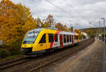 Der VT 203 ABp (95 80 0640 103-7 D-HEB), ein Alstom Coradia LINT 27 der HLB, ex vectus VT 203, verlässt am 22.10.2021, als RB 90 (Umlauf 61717)  Westerwald-Sieg-Bahn  (Siegen - Betzdorf/Sieg