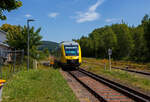 Der VT 264 (95 80 0648 664-0 D-HEB / 95 80 0648 164-1 D-HEB) ein Alstom Coradia LINT 41 der HLB (Hessische Landesbahn) erreicht am 19 Juli 2025, als RB 96 „Hellertalbahn“ (Neunkirchen/Kr.