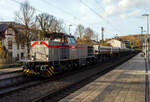 Die 277 809-0  Elmi“ (92 80 1277 809-0 D-KAF), eine Vossloh MaK G 1700 BB der KAF - Falkenhahn Bau AG (Kreuztal), fährt am 04 November 2025 mit einem langen Schotterzug durch Kirchen/Sieg