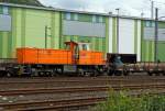 Lok 45 (MaK G 1204 BB) der  Kreisbahn Siegen-Wittgenstein (KSW) mit holt am 16.08.2011 in Siegen-Geisweid bei den Deutschen Edestahlwerken (DSW) einen beladenen G�terzug ab.