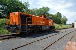 Lok 46 der Kreisbahn Siegen-Wittgenstein (KSW) ist zur Mittagspause beim KSW-Lokschuppen in Herdorf am 03.06.2011 geparkt.