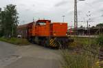 �bergabefahrt der Lok 45 (MaK G 1204 BB) der Kreisbahn Siegen-Wittgenstein (KSW) mit eimen G�terzug in Kreutztal am 16.07.2012,  hier am B� H�ttenstra�e noch auf dem Gleis der KSW, und erreicht gleich