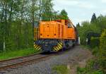 Lok 44 (MaK G 1000 BB) der Kreisbahn Siegen-Wittgenstein (KSW) kommt mit einem Güterzug am 18.05.2012 Neunkirchen über die Hellerbrücke, sie fährt in Richtung Herdorf.