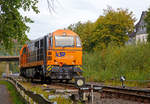   Die KSW 43 (92 80 1273 018-2 D-KSW) der KSW (Kreisbahn Siegen-Wittgenstein), eine asymmetrische Vossloh MaK G 2000 BB, verlässt am 02.10.2020 den KSW Rbf Herdorf (Betriebsstätte Freien