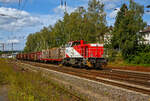Die KSW 47 (92 80 1271 027-5 D-KSW), ex D 2 der HFM, eine Vossloh G 1000 BB der KSW (Kreisbahn Siegen-Wittgenstein), erreicht am 24.08.2021 mit einem Güterzug Kreuztal und fährt gleich in