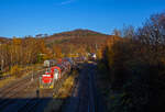 Nun (am 09.11.2021) steht die KSW 47 (92 80 1271 027-5 D-KSW), ex D 2 der HFM, eine Vossloh G 1000 BB der KSW (Kreisbahn Siegen-Wittgenstein), mit leeren Coilwagen in Herdorf auf dem KSW Rbf Herdorf
