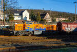 Im neuen Outfit mit Werbung für den Kreis Siegen-Wittgenstein, rangiert die KSW 44 (92 80 1271 004-4 D-KSW) eine MaK G 1000 BB der KSW (Kreisbahn Siegen-Wittgenstein) am 9 Januar 2024 einen