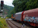 Die KSW 43 (92 80 1273 018-2 D-KSW), die asymmetrische Vossloh G 2000 BB der KSW (Kreisbahn Siegen-Wittgenstein) fährt am 07 Juli 2025, mit einem beladen Coilzug, durch den Bahnhof Kirchen (Sieg) in Richtung Betzdorf. In Betzdorf (Sieg) muss sie dann umsetzen und es geht dann über KBS 462 „Hellertalbahn“ nach Herdorf zum Rbf der KSW (Betriebsstätte FGE -Freien Grunder Eisenbahn). Für die Weiterfahrt auf den Pfannenberg (in Neunkirchen-Salchendorf) übernimmt dort meist dann eine andere Lok den Zug.

Nochmals einen lieben Gruß an den netten Lokführer zurück.