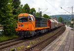 Die KSW 43 (92 80 1273 018-2 D-KSW), die asymmetrische Vossloh G 2000 BB der KSW (Kreisbahn Siegen-Wittgenstein) fährt am 07 Juli 2025, mit einem beladen Coilzug, durch den Bahnhof Kirchen (Sieg) in Richtung Betzdorf. In Betzdorf (Sieg) muss sie dann umsetzen und es geht dann über KBS 462 „Hellertalbahn“ nach Herdorf zum Rbf der KSW (Betriebsstätte FGE -Freien Grunder Eisenbahn). Für die Weiterfahrt auf den Pfannenberg (in Neunkirchen-Salchendorf) übernimmt dort meist dann eine andere Lok den Zug.

Nochmals einen lieben Gruß an den netten Lokführer zurück.
