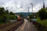 Die KSW 43 (92 80 1273 018-2 D-KSW), die asymmetrische Vossloh G 2000 BB der KSW (Kreisbahn Siegen-Wittgenstein) fährt am 07 Juli 2025, mit einem beladen Coilzug, durch den Bahnhof Kirchen (Sieg) in Richtung Betzdorf. In Betzdorf (Sieg) muss sie dann umsetzen und es geht dann über KBS 462 „Hellertalbahn“ nach Herdorf zum Rbf der KSW (Betriebsstätte FGE -Freien Grunder Eisenbahn). Für die Weiterfahrt auf den Pfannenberg (in Neunkirchen-Salchendorf) übernimmt dort meist dann eine andere Lok den Zug.

Nochmals einen lieben Gruß an den netten Lokführer zurück.