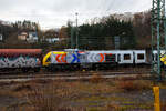 Geführt von der KSW 44 (92 80 1271 004-4 D-KSW), eine MaK G 1000 BB, fährt am 04 Dezember 2025 die KSW (Kreisbahn Siegen-Wittgenstein), im Sandwich mit einem sehr langen und schweren