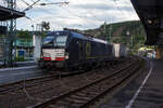 Die am die SBB Cargo International AG vermietete SIEMENS Vectron MS X4E – 719 / 193 719-2 (91 80 6193 719-2 D-DISPO) der BRCE - Beacon Rail Capital Europe (München) fährt am