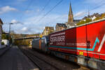 Die 193 922-2 (91 80 6193 922-2 D-NRAIL) der Northrail GmbH fährt am 04 November 2025 mit einem KLV-Zug durch Kirchen/Sieg in Richtung Siegen,    Die Siemens Vectron AC wurde 2010 von SIEMENS in